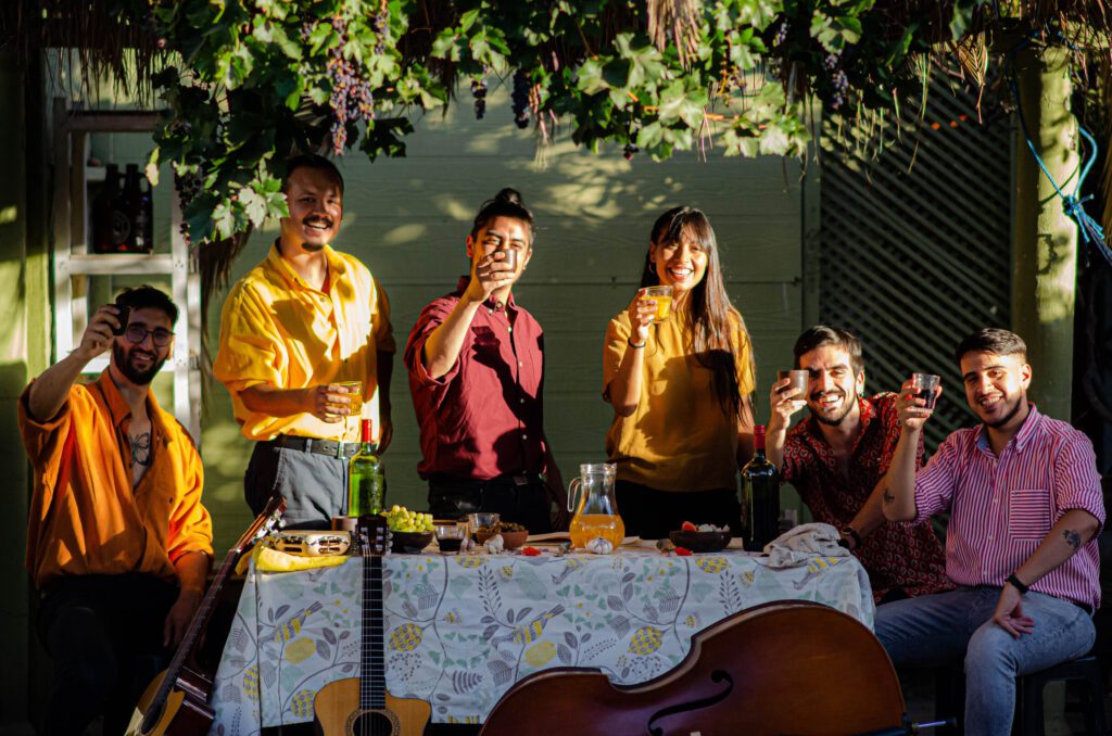 La Romeranza y su apuesta por el folclor: Estrena vibrante cueca chilena «Abrazado a la Guitarra»